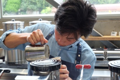 Barista at Blue Bottle Coffee Kiyosumi-Shirakawa Tokyo Japan